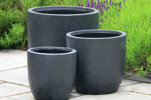 Drei graue Blumentöpfe